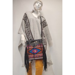 Sac bandoulière en cuir de vachette disponible chez Native Spirit-Ccc .