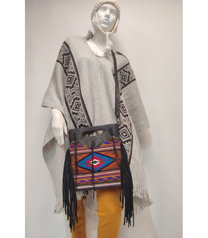 Sac bandoulière en cuir de vachette disponible chez Native Spirit-Ccc .