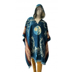 Poncho native mixte loups et pleine lune couleur bleu, fabriqué artisanalement en Équateur. 70% acrylique et 30% laine d’alpaga.