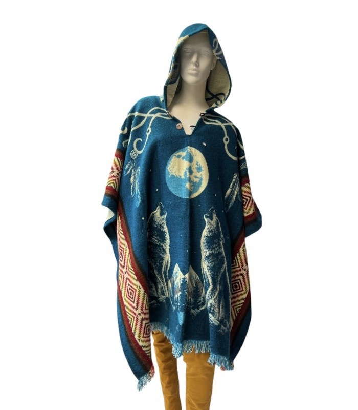 Poncho native mixte loups et pleine lune couleur bleu, fabriqué artisanalement en Équateur. 70% acrylique et 30% laine d’alpaga.