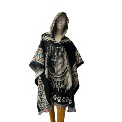 Poncho native loup, fabriqué artisanalement en Équateur. 70% acrylique et 30% laine d’alpaga, taille unique.