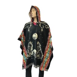 Poncho native loups et lune, fabriqué artisanalement en Équateur. 70% acrylique et 30% laine d’alpaga, taille unique.