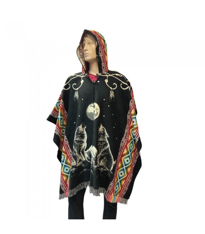 Poncho native loups et lune, fabriqué artisanalement en Équateur. 70% acrylique et 30% laine d’alpaga, taille unique.