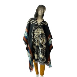 Poncho native chef indien et loup, fabriqué artisanalement en Équateur. 70% acrylique et 30% laine d’alpaga.