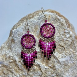 Boucles d’oreilles dreamcatcher ( attrape-rêves ) en perles de rocailles, fait main en Équateur.