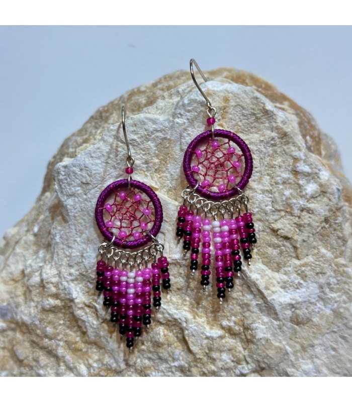 Boucles d’oreilles dreamcatcher ( attrape-rêves ) en perles de rocailles, fait main en Équateur.