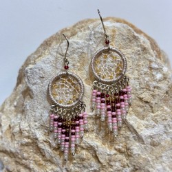 Boucles d’oreilles dreamcatcher ( attrape-rêves ) en perles de rocailles, fait à la main en Équateur.