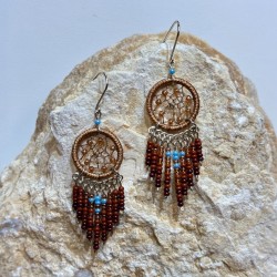 Boucles d’oreilles dreamcatcher ( attrape-rêves ) en perles de rocailles, fait à la main en Équateur .