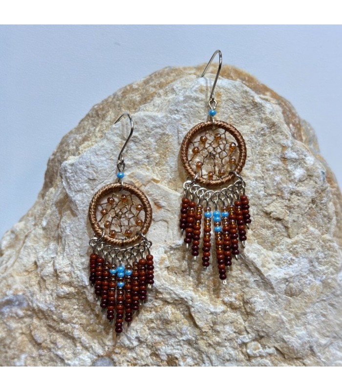 Boucles d’oreilles dreamcatcher ( attrape-rêves ) en perles de rocailles, fait à la main en Équateur .