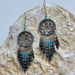 Boucles d’oreilles dreamcatcher ( attrape-rêves ) en perles de rocailles, fait à la main en Équateur .