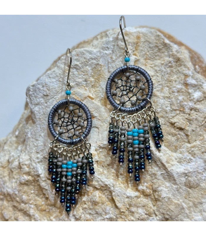 Boucles d’oreilles dreamcatcher ( attrape-rêves ) en perles de rocailles, fait à la main en Équateur .