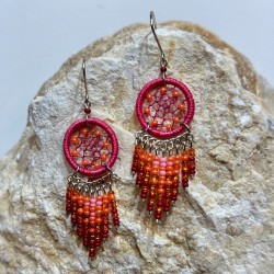 Boucles d’oreilles dreamcatcher ( attrape-rêves ) en perles de rocailles, fait à la main en Équateur .