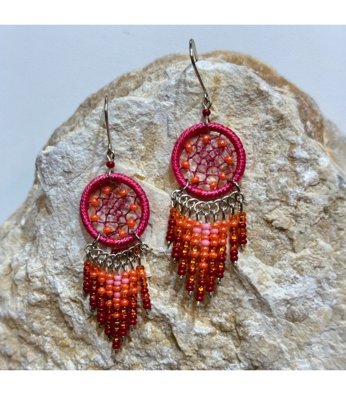 Boucles d’oreilles dreamcatcher ( attrape-rêves ) en perles de rocailles, fait à la main en Équateur .