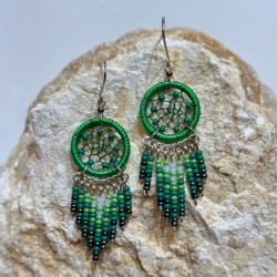 Boucles d’oreilles dreamcatcher ( attrape-rêves ) en perles de rocailles, fait à la main en Équateur .