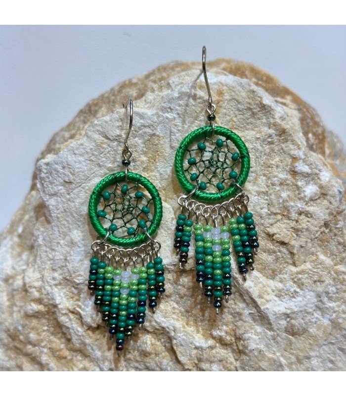 Boucles d’oreilles dreamcatcher ( attrape-rêves ) en perles de rocailles, fait à la main en Équateur .