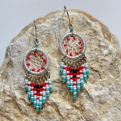 Boucles d’oreilles dreamcatcher ( attrape-rêves ) en perles de rocailles, fait à la main en Équateur .