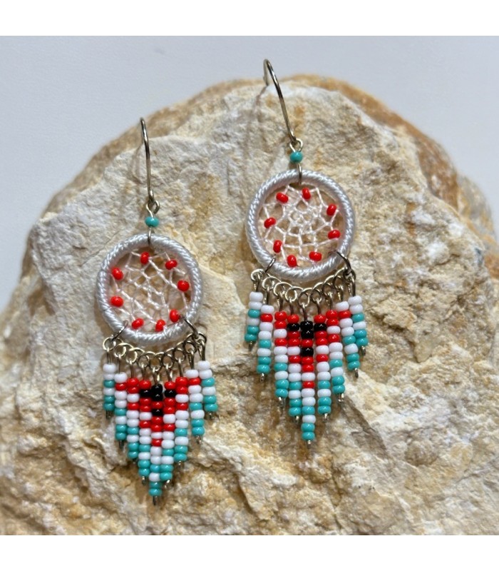 Boucles d’oreilles dreamcatcher ( attrape-rêves ) en perles de rocailles, fait à la main en Équateur .