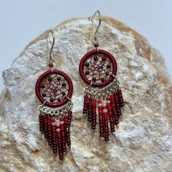 Boucles d’oreilles dreamcatcher ( attrape-rêves ) en perles de rocailles, fait à la main en Équateur .