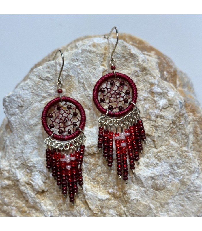 Boucles d’oreilles dreamcatcher ( attrape-rêves ) en perles de rocailles, fait à la main en Équateur .