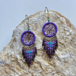 Boucles d’oreilles dreamcatcher ( attrape-rêves ) en perles de rocailles, fait à la main en Équateur .