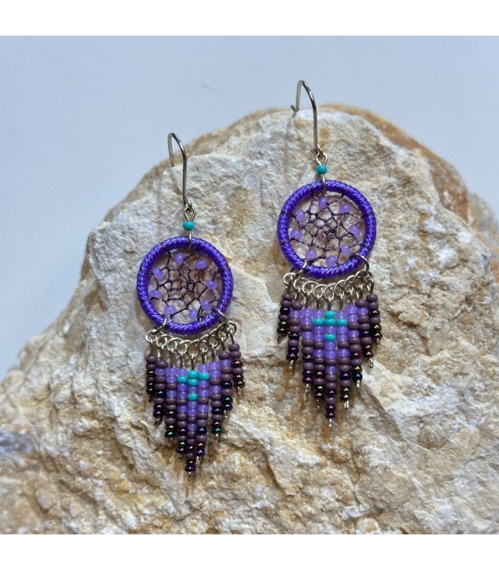 Boucles d’oreilles dreamcatcher ( attrape-rêves ) en perles de rocailles, fait à la main en Équateur .