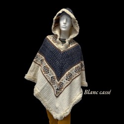 Poncho triangulaire 100% laine de mouton. Fabriqué artisanalement en Équateur dans le village de Peguche.