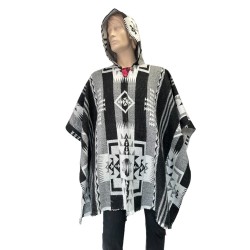 Poncho native modèle géométrique fabriqué de façon artisanale en Équateur.