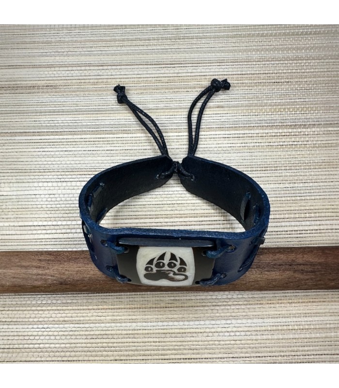 Bracelet en cuir de vachette et tagua de l’Amazonie motif patte d’ours. Bracelet en cuir de vachette et tagua de l’Amazonie motif patte d’ours.