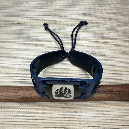 Bracelet en cuir de vachette et tagua de l’Amazonie motif patte d’ours.