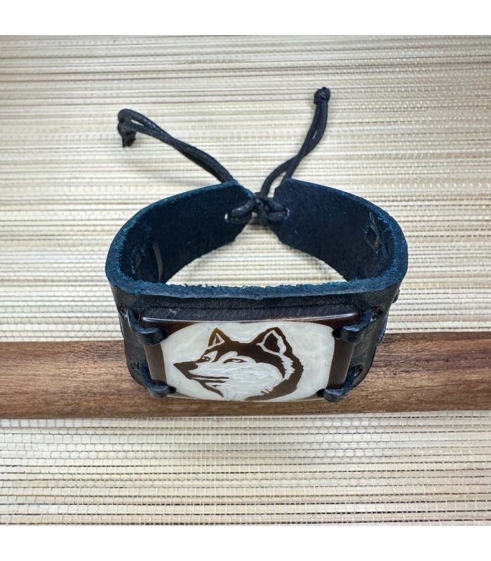 Bracelet en cuir de vachette et tagua de l’Amazonie motif loup. Bracelet en cuir de vachette et tagua de l’Amazonie motif loup.