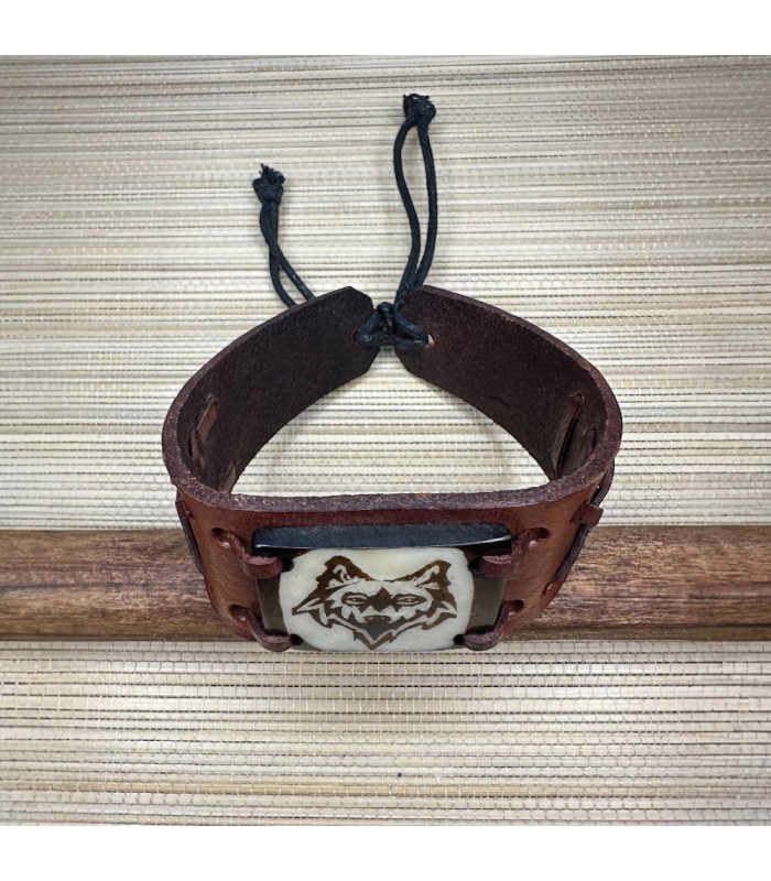 Bracelet en cuir de vachette et tagua de l’Amazonie motif loup. Bracelet en cuir de vachette et tagua de l’Amazonie motif loup.