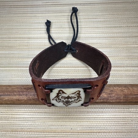 Bracelet en cuir de vachette et tagua de l’Amazonie motif loup.