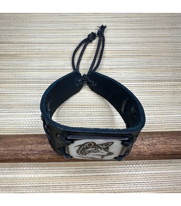 Bracelet en cuir de vachette et tagua de l’Amazonie motif loup . Bracelet en cuir de vachette et tagua de l’Amazonie motif loup .