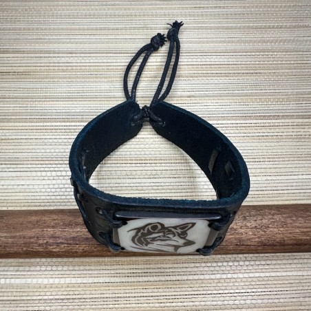Bracelet en cuir de vachette et tagua de l’Amazonie motif loup .