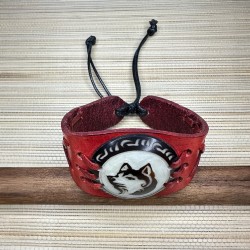 Bracelet en cuir de vachette et tagua de l’Amazonie motif loup.