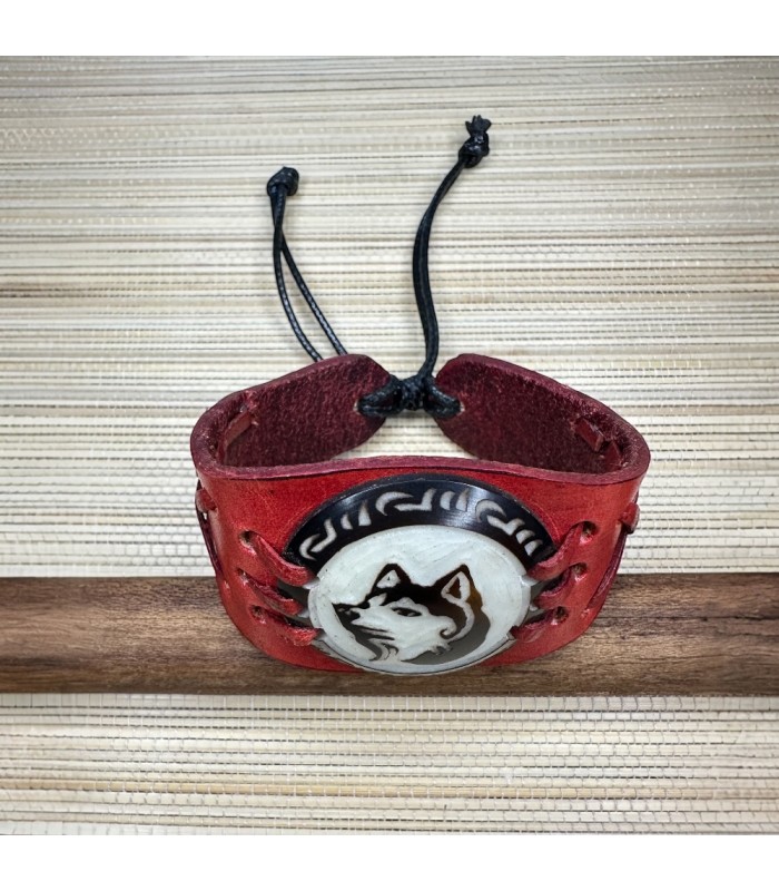 Bracelet en cuir de vachette et tagua de l’Amazonie motif loup. Bracelet en cuir de vachette et tagua de l’Amazonie motif loup.