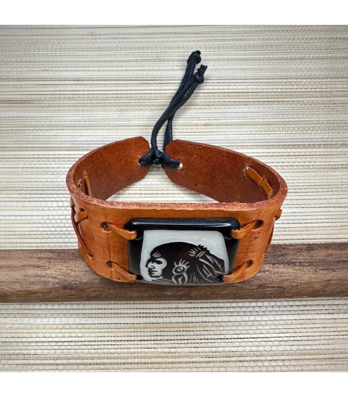 Bracelet en cuir de vachette et tagua de l’Amazonie motif tête indien . Bracelet en cuir de vachette et tagua de l’Amazonie motif tête indien .