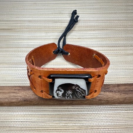 Bracelet en cuir de vachette et tagua de l’Amazonie motif tête indien .