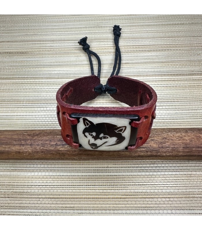 Bracelet en cuir de vachette et tagua de l’Amazonie motif tête de loup. Bracelet en cuir de vachette et tagua de l’Amazonie motif tête de loup.