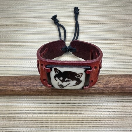 Bracelet en cuir de vachette et tagua de l’Amazonie motif tête de loup.
