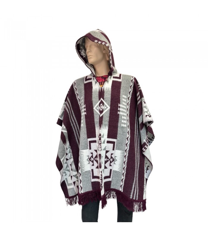 Poncho native motif géométrique fabriqué artisanalement en Équateur. Poncho native motif géométrique fabriqué artisanalement en Équateur.
