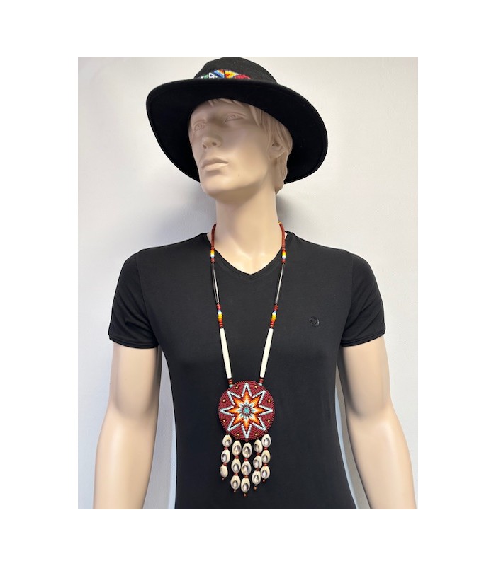 Collier pendentif en perles de rocailles fabriqué entièrement à la mai en Équateur.