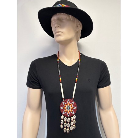 Collier pendentif en perles de rocailles fabriqué entièrement à la mai en Équateur.