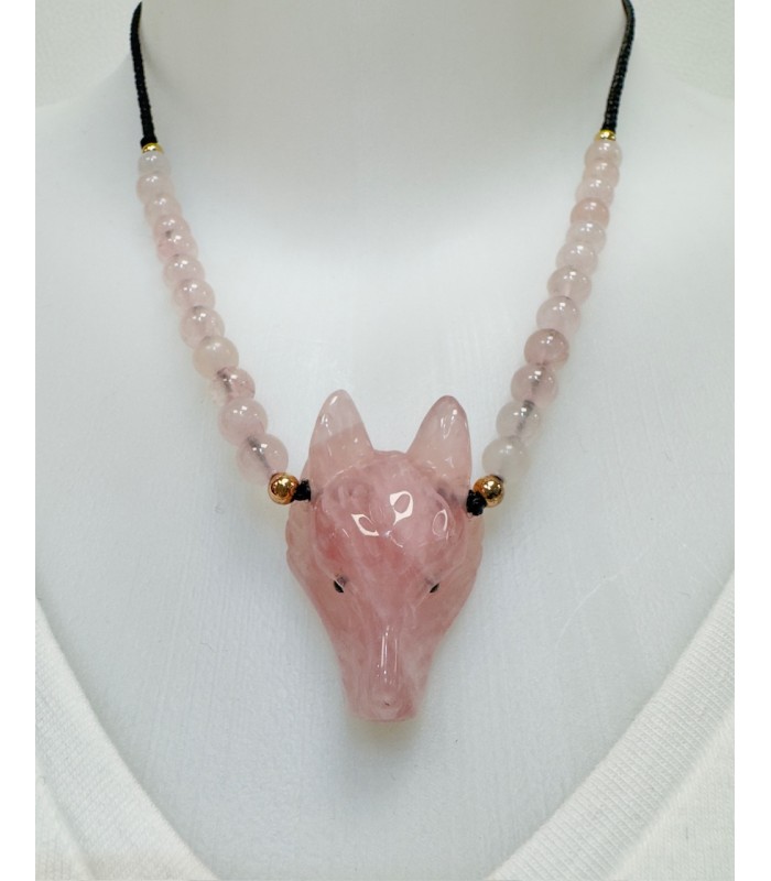 Collier pendentif tête de loup et méreles en quarz rose , fabrication artisanale.