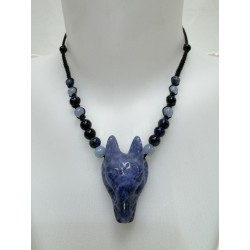 Collier de protection avec un pendentif tête de loup bleu sodalite , perles en agate céleste et œil de tigre bleu