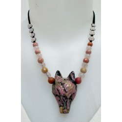 Collier & pendentif tête de loup en rhodonite, perles en rhodonite et quartz rose . Fabrication artisanale