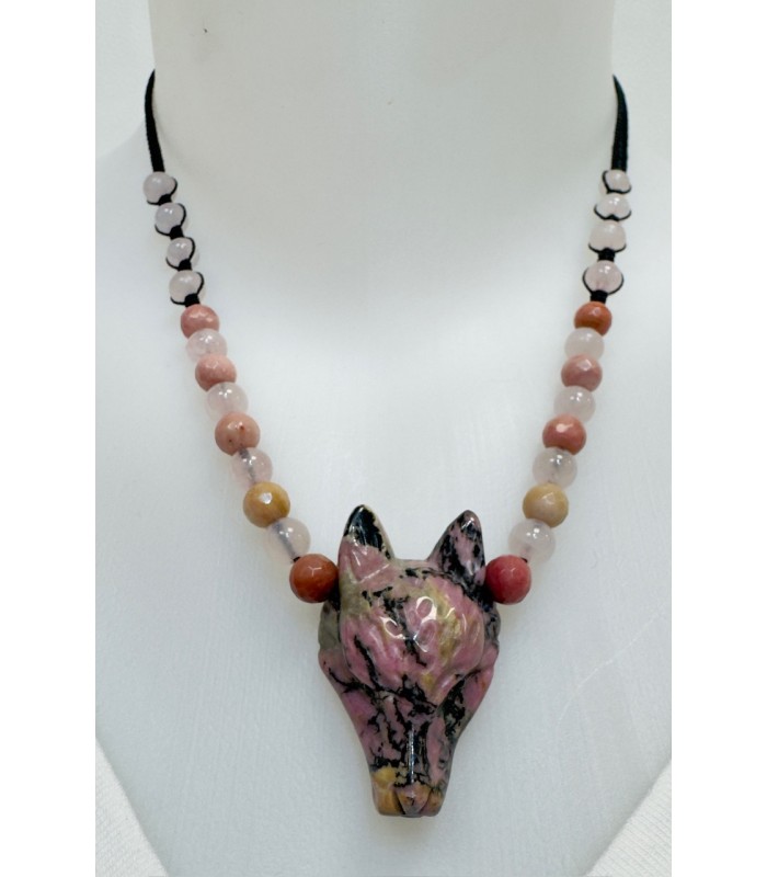 Collier & pendentif tête de loup en rhodonite, perles en rhodonite et quartz rose . Fabrication artisanale