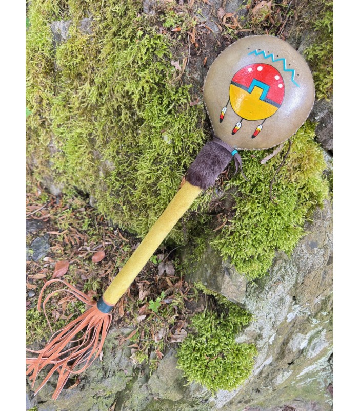 Hochet chamanique en peau de bouc et peint entièrement à la main.