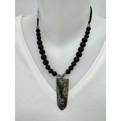 Collier en pierre volcanique et jade chinois. Pendentif en jade néphrite de l’équateur. Fabriqué de façon artisanale