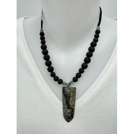 Collier en pierre volcanique et jade chinois. Pendentif en jade néphrite de l’équateur. Fabriqué de façon artisanale